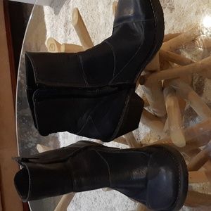 Size 41 navy ankle boot from the art company with 2.5" heel